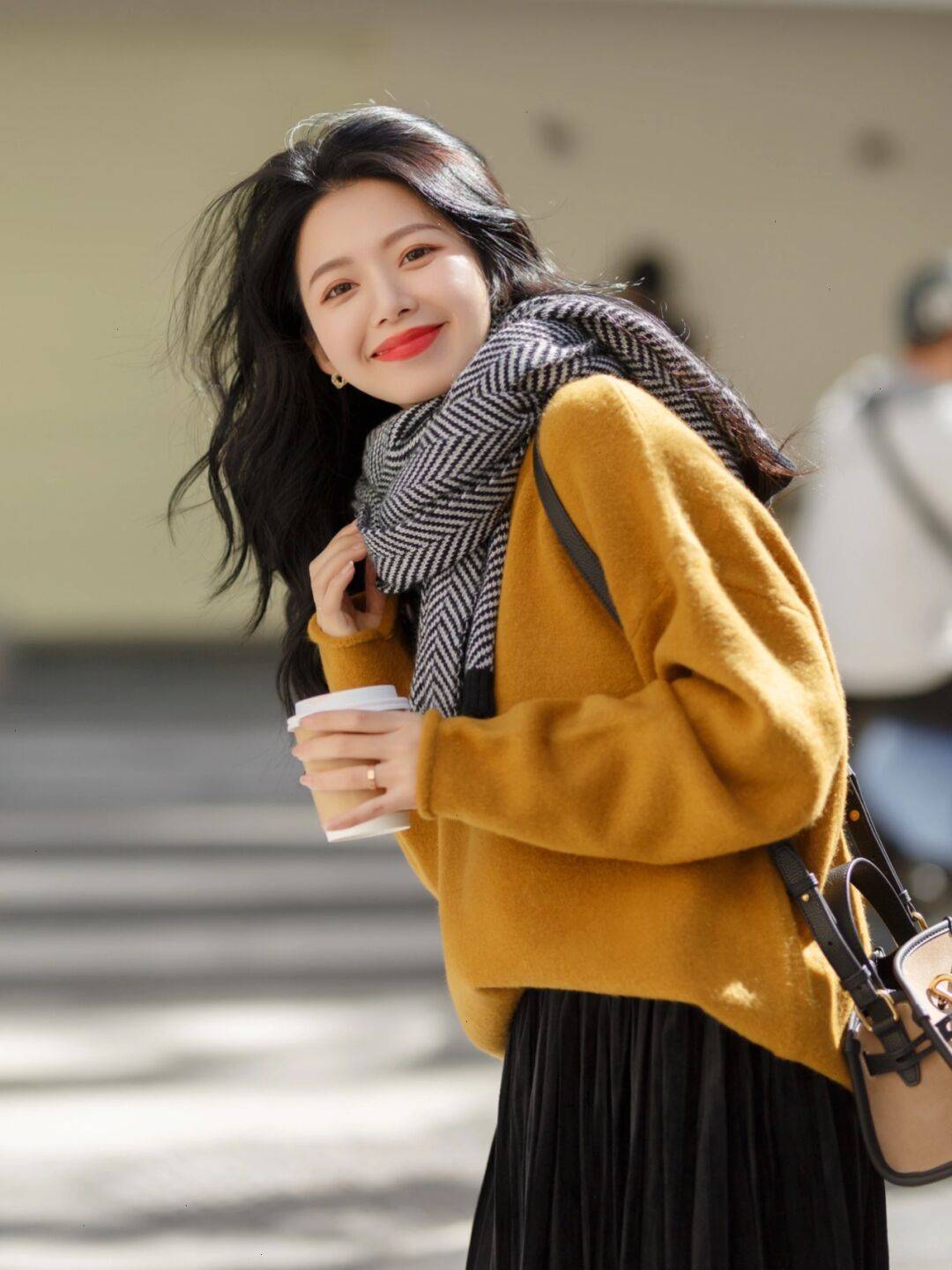 颜色 天冷了，为什么建议“毛衣搭配半身裙”，时髦精们的示范给你答案