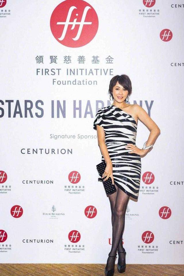 贵妇 54岁刘嘉玲气质全开!穿亮片连衣裙闪闪发光,穿出高级“贵妇”感