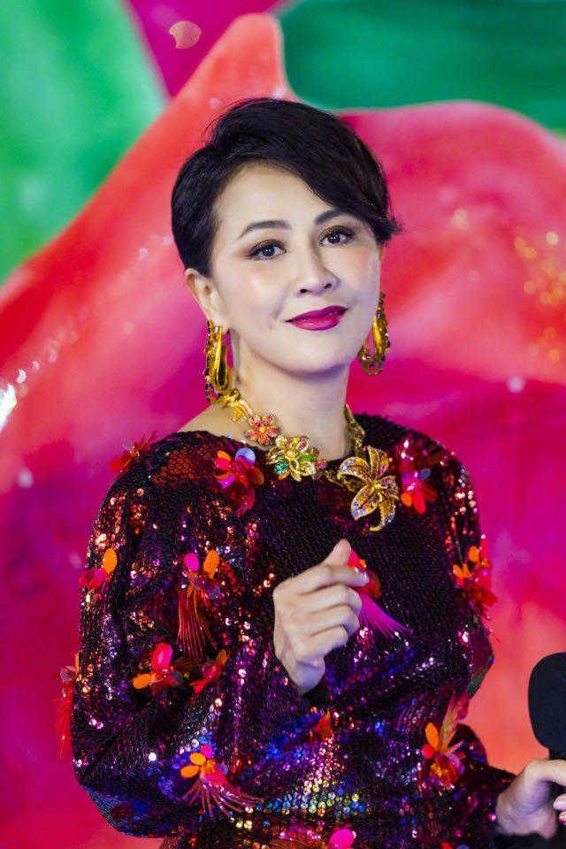 贵妇 54岁刘嘉玲气质全开!穿亮片连衣裙闪闪发光,穿出高级“贵妇”感