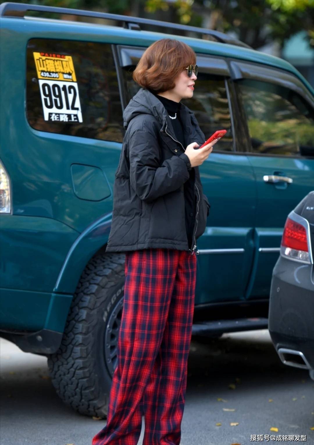 颜色 60+的女人这样穿羽绒服真好看！时尚大气不显老，保暖又有气质