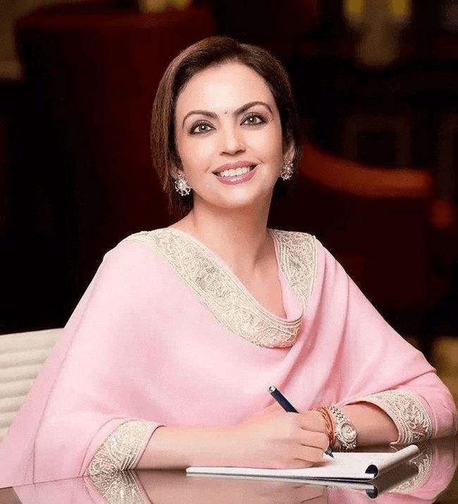 印度富婆:因出身婆罗门被首富一眼相中,婚后35年都被捧在手掌心_妮塔