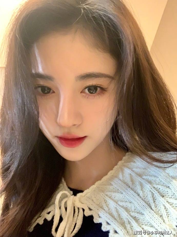 显得 “年少有为”张子枫，穿毛衣娇俏迷人，撞衫“千年美女”鞠婧祎