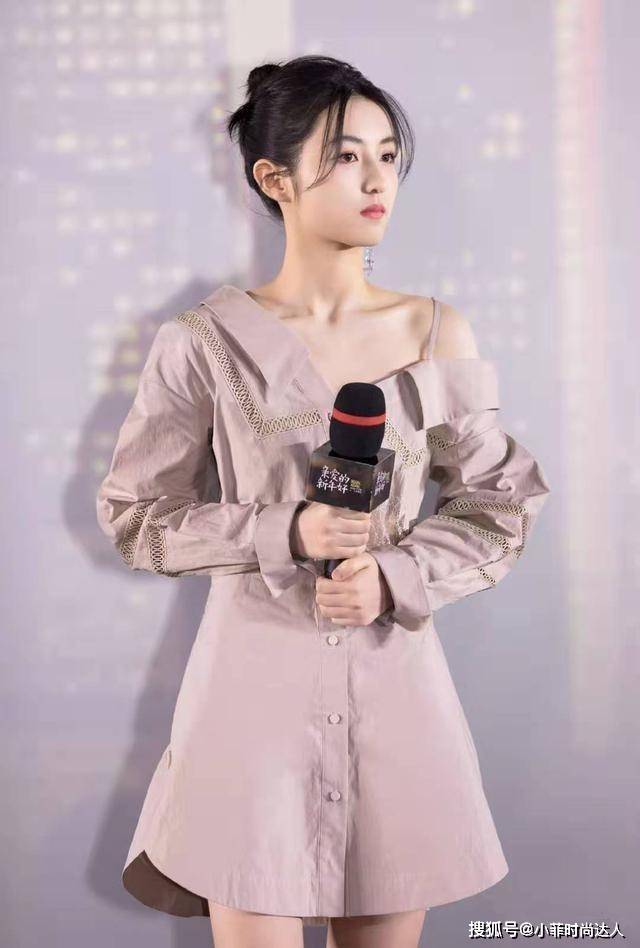 显得 “年少有为”张子枫，穿毛衣娇俏迷人，撞衫“千年美女”鞠婧祎