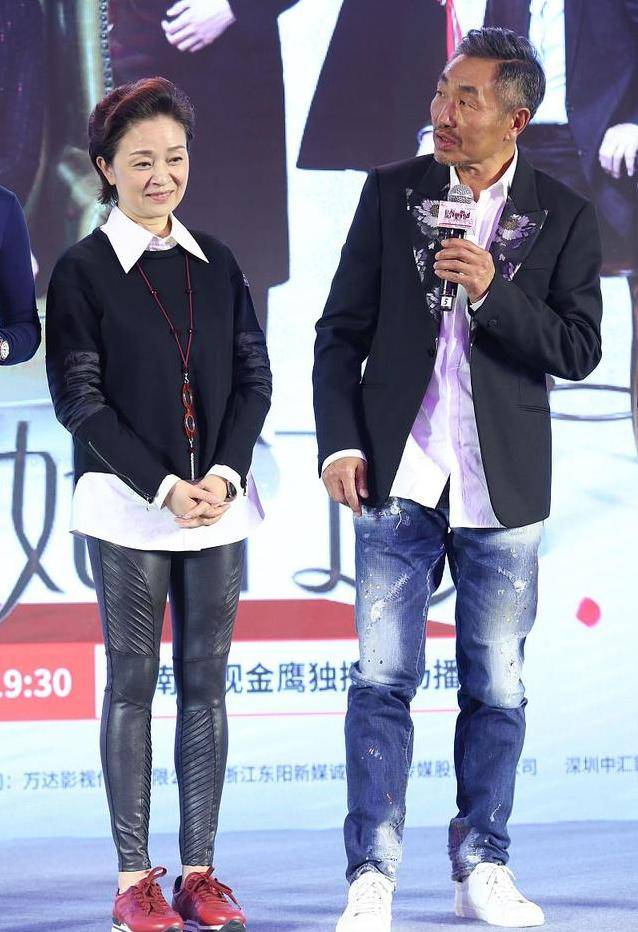 高领衫 “辣婆婆”刘莉莉扮起嫩来真不错，卫衣叠穿高领衫，好似俏皮学生