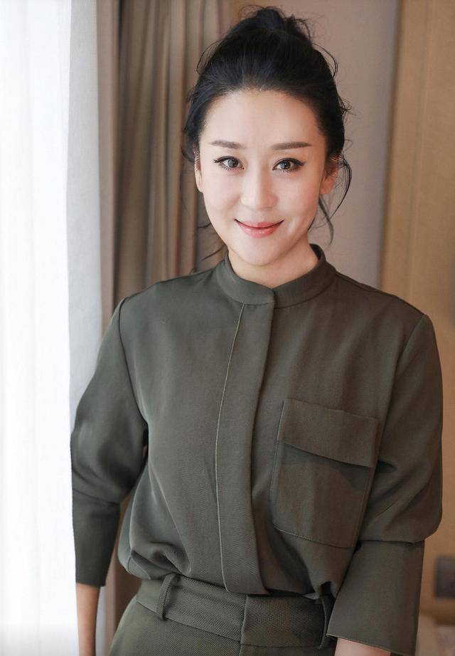 腰部 43岁苗圃美得高调，穿军绿色衬衫配阔腿裤气质全开，高级又大气