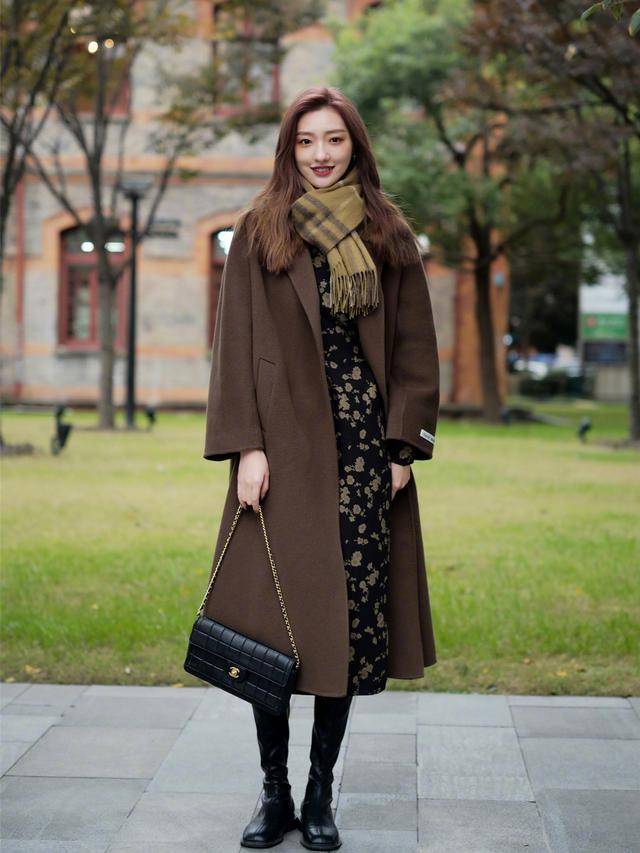 大腿 穿长大衣，搭“短靴”还是“长靴”更好看？穿对了提气质又显高