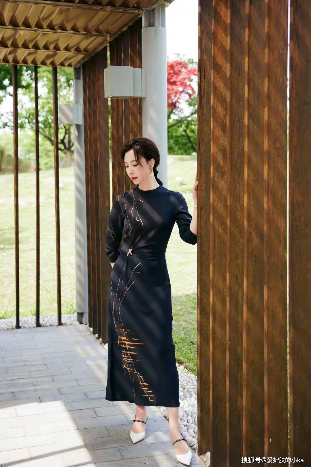 裙子 陈数40多岁了气质依旧出众，穿衬衫裙也优雅，真是中年女性的典范