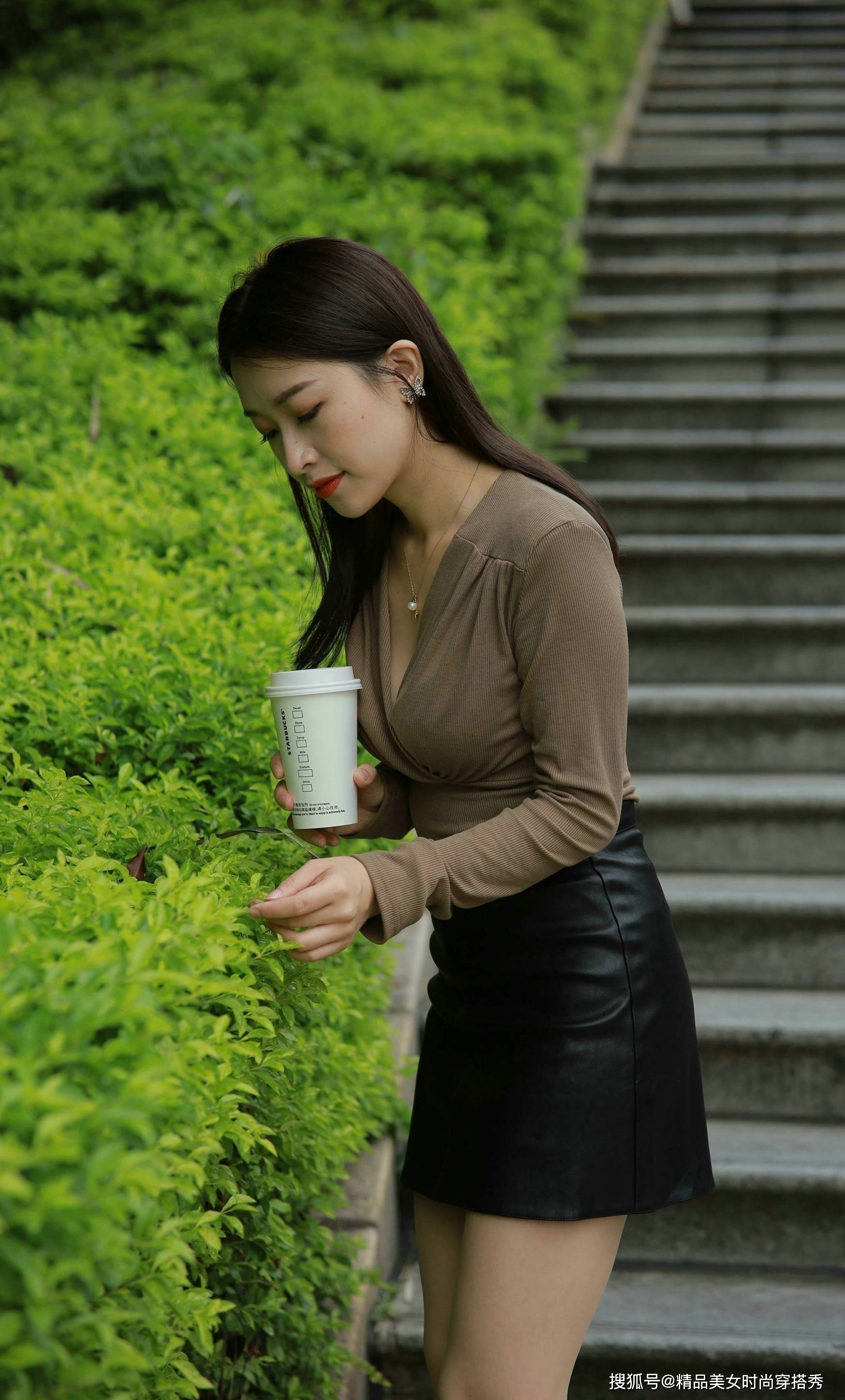 黑色 简洁的装束也可以让你提升整体的气质，回头率飙升，做街头丽人