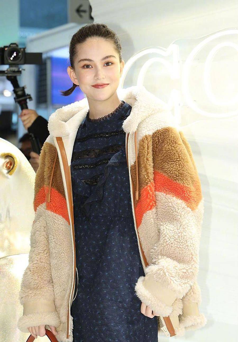 后首 昆凌受伤后首露面,穿羊羔毛配宽松裙快肿成孕妇,真浪费超模身材