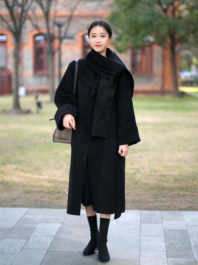 大腿 穿长大衣，搭“短靴”还是“长靴”更好看？穿对了提气质又显高