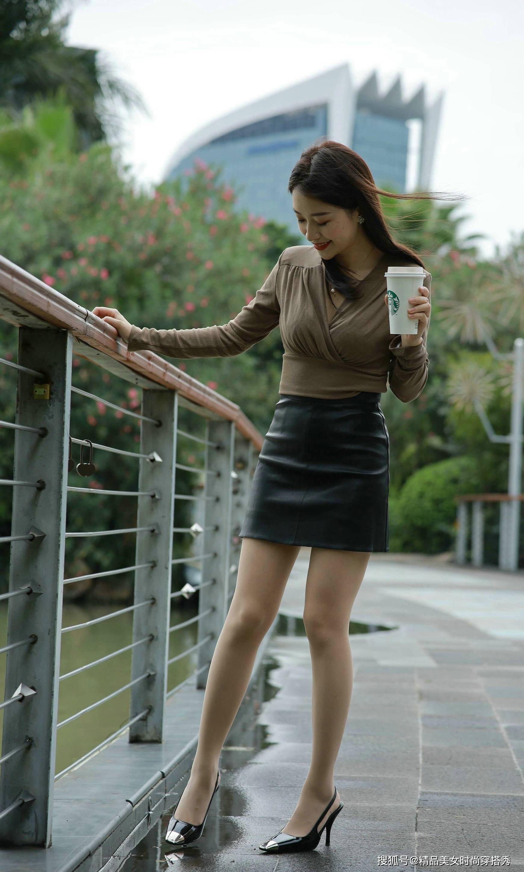 黑色 简洁的装束也可以让你提升整体的气质，回头率飙升，做街头丽人