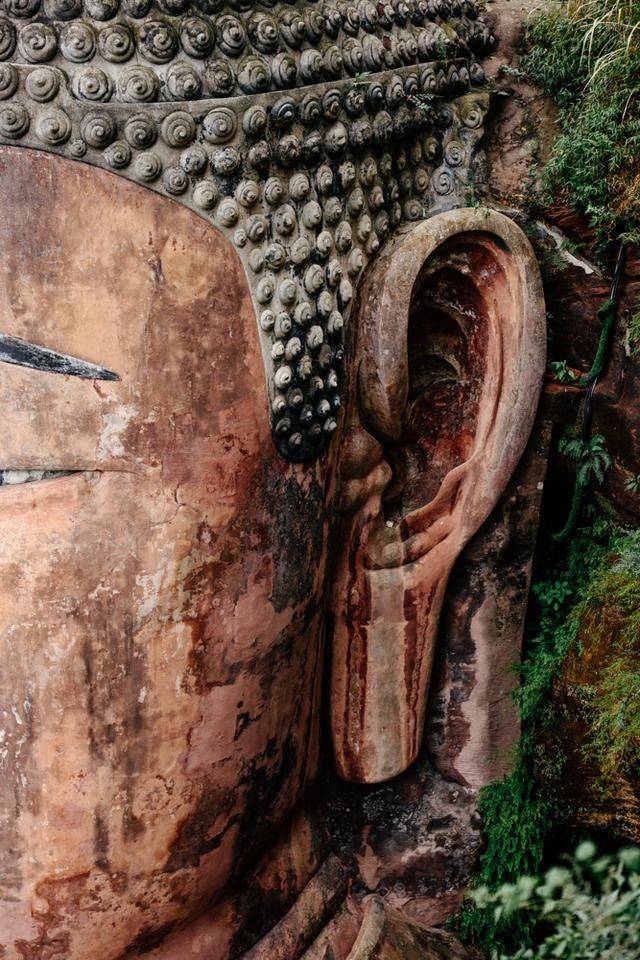 世界最高摩崖石刻乐山大佛脚趾盖都大得可以放下麻将桌