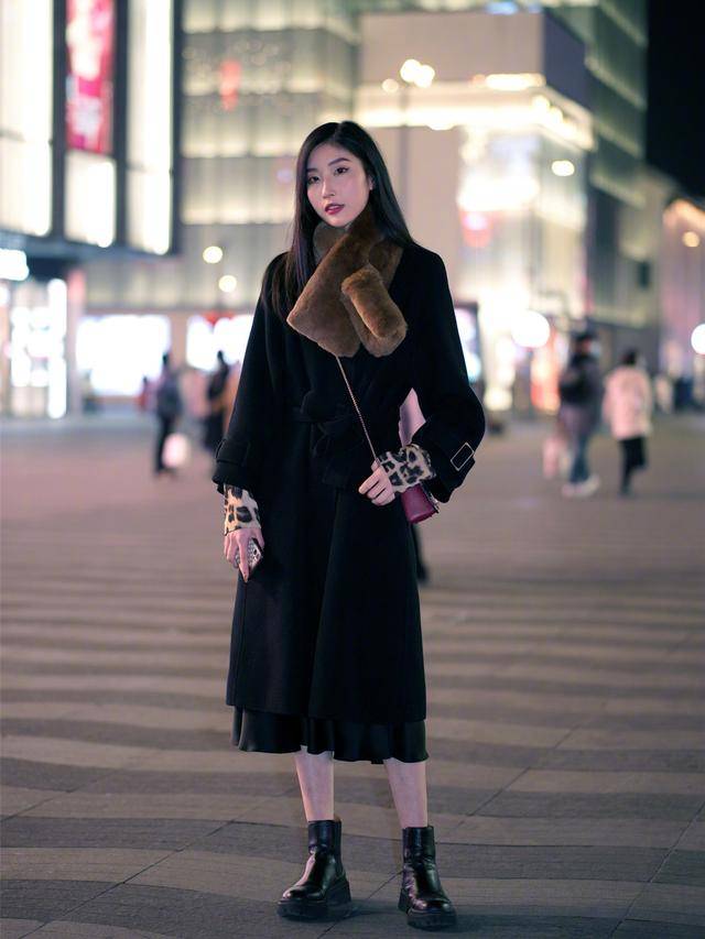 大腿 穿长大衣,搭“短靴”还是“长靴”更好看?穿对了提气质又显高