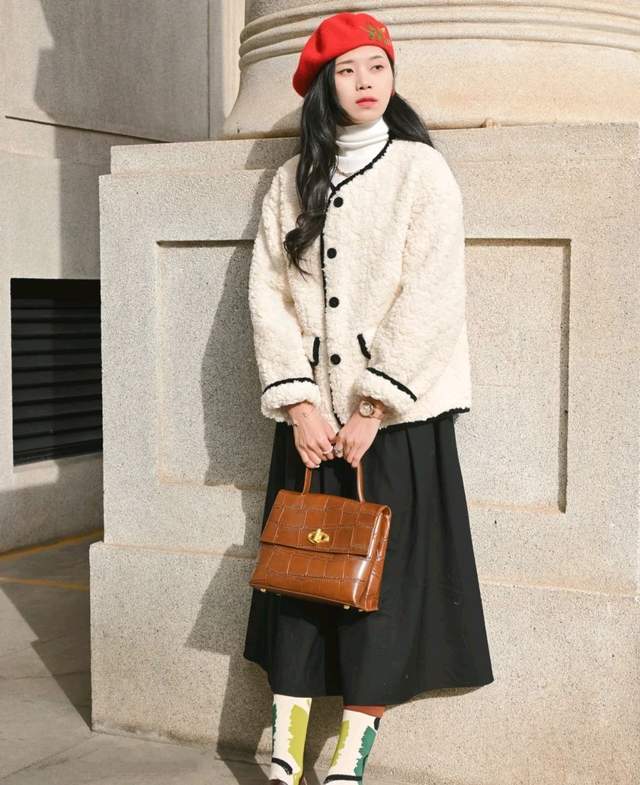 羊羔 在寒冷的冬天，不要只知道穿羽绒服，羊羔毛服装也很受宠