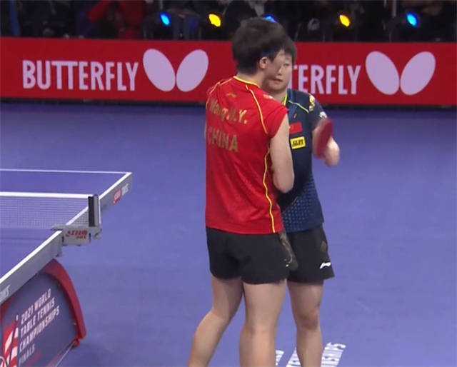 女單|王曼昱哽咽感謝幕后功臣！鄧亞萍道出孫穎莎困境，就她沒主管教練