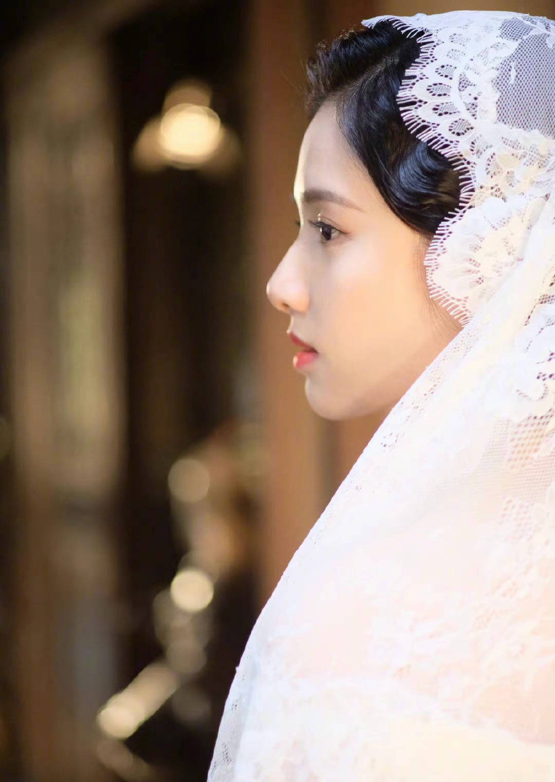 张婧仪复古婚纱造型释出 镂空印花尽显性感与清纯