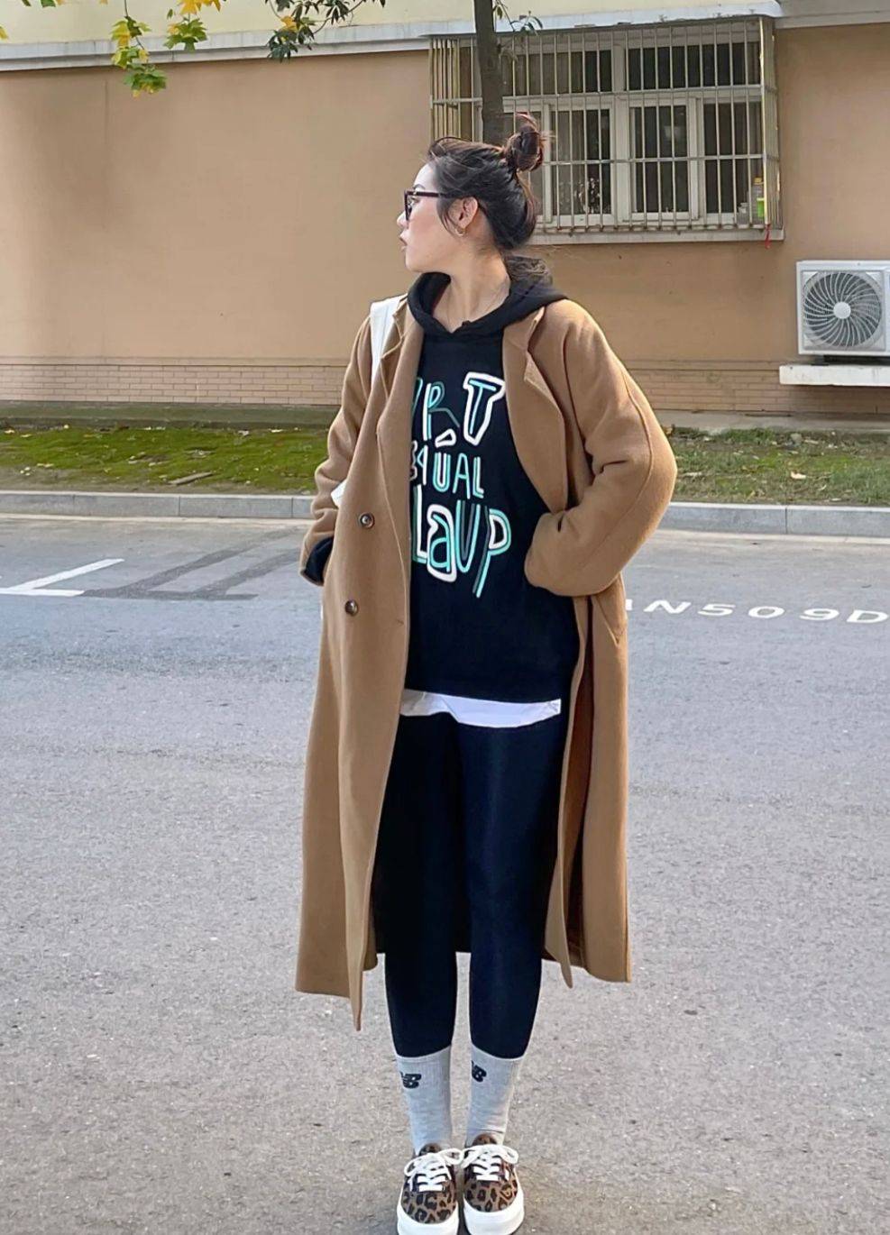 大衣 “大衣+牛仔裤”烂大街了，现在流行搭配这4种下装，时髦更显气质