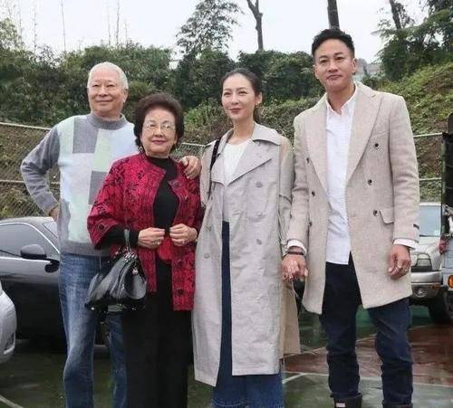 上半身 何润东小8岁老婆颜值身材俱佳，穿卡其色大衣配白T恤，气质太高级