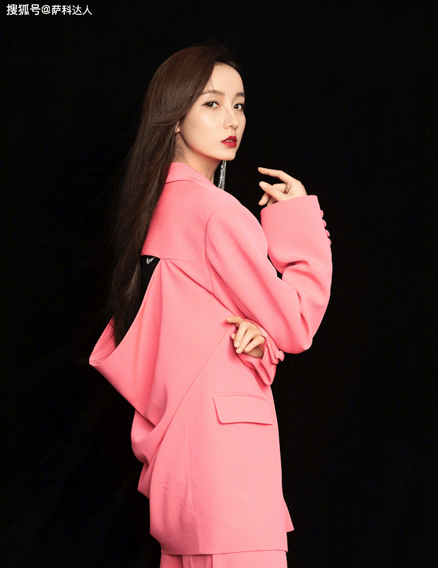 披肩 37岁吕一美得太娇嫩,粉紫色长裙穿成大家闺秀,浓妆素颜都不显老