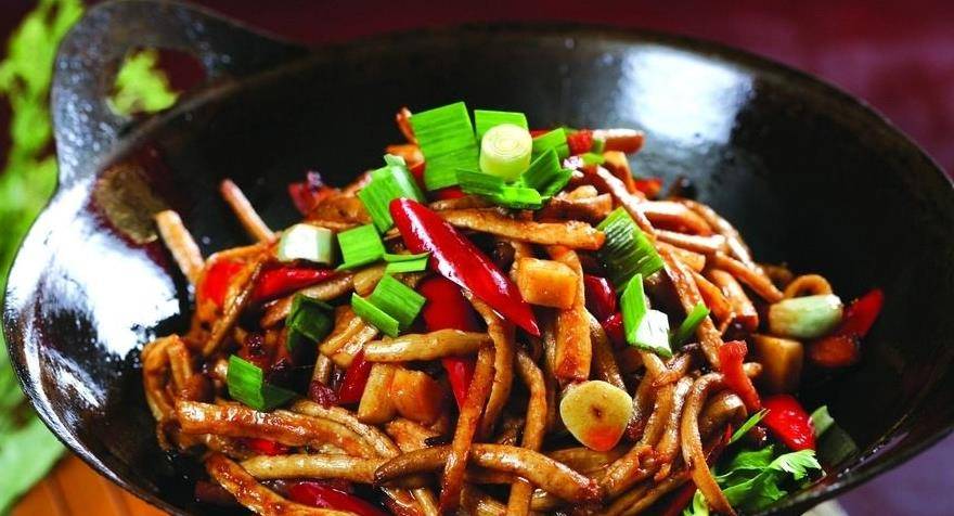 加入适量|星期天,茶树菇要多吃,驱寒暖胃,尤其是女人,常吃祛毒能美颜