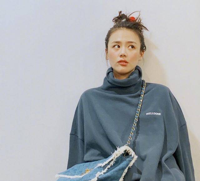 脖颈 穿蓝色卫衣配牛仔裤,慵懒俏皮,英伦风设计很显长腿