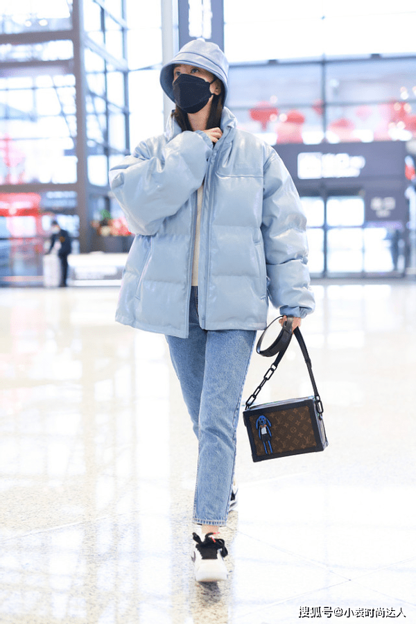 颜色 郑希怡穿冬装都比别人有范，皮面羽绒服配九分裤，时尚堪比小姑娘