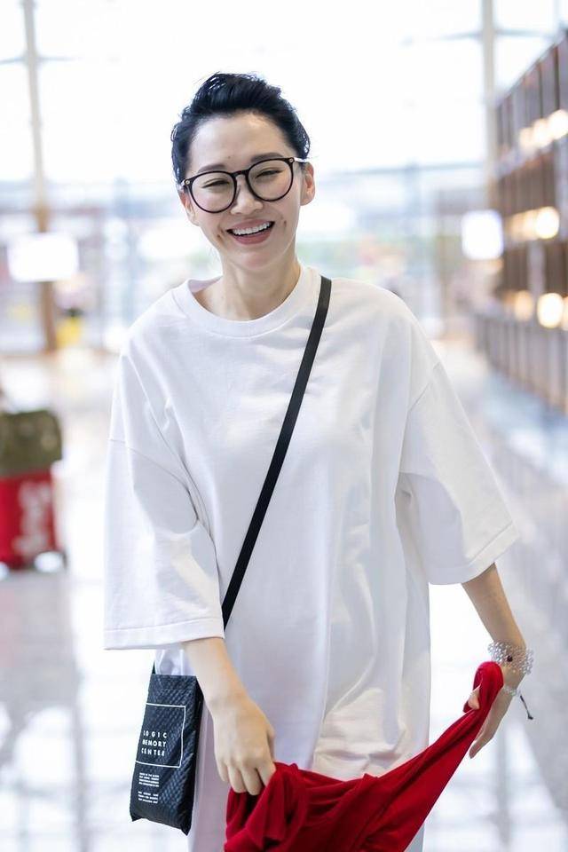 身材 许晴无需装就很“嫩”，穿白色长T恤舒适减龄，状态宛如二八少女