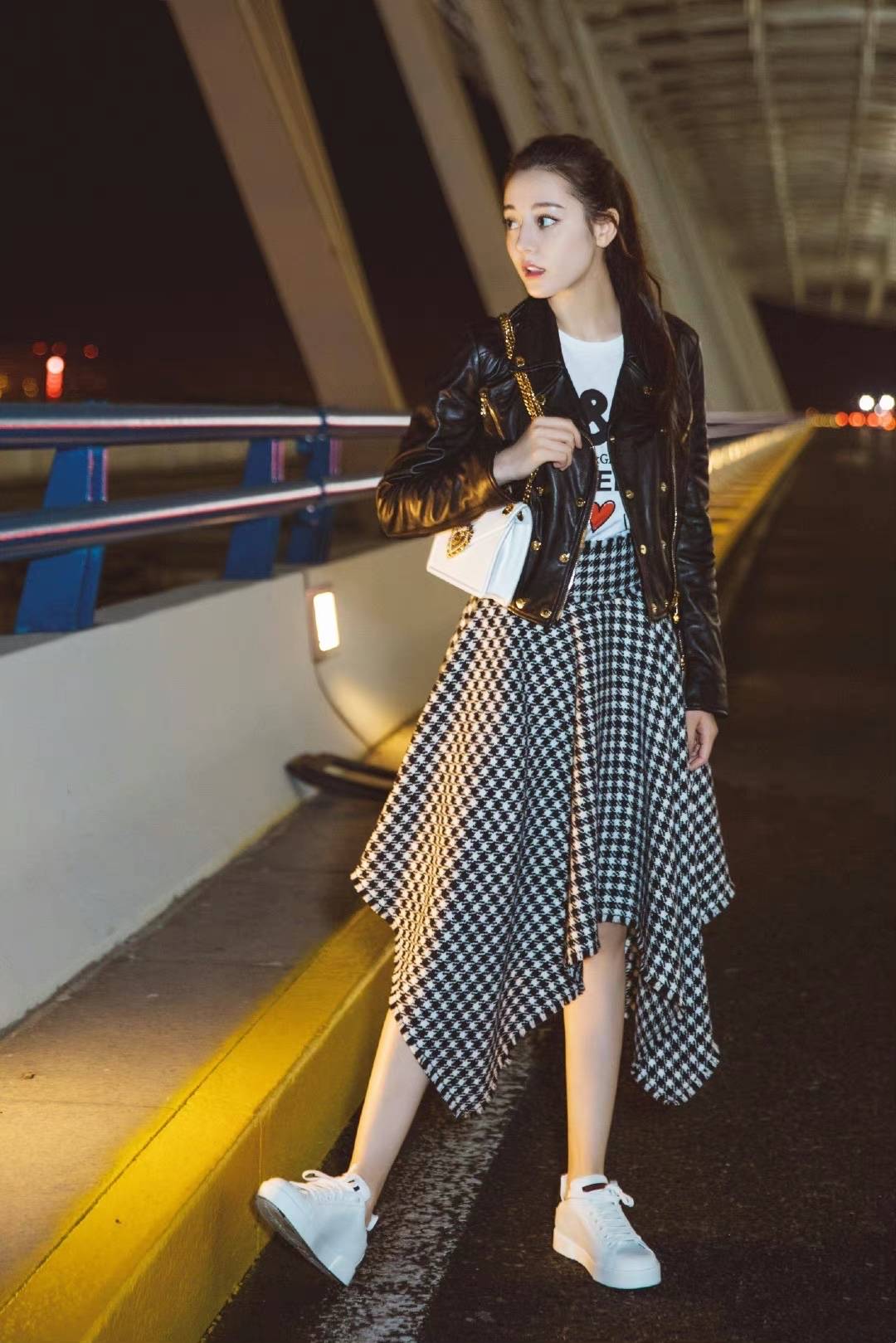 迪丽热巴 被迪丽热巴惊艳到了!拼接牛仔配小黑裤清纯甜美,五官过于精致