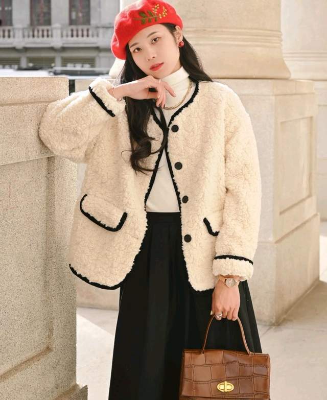 羊羔 在寒冷的冬天，不要只知道穿羽绒服，羊羔毛服装也很受宠