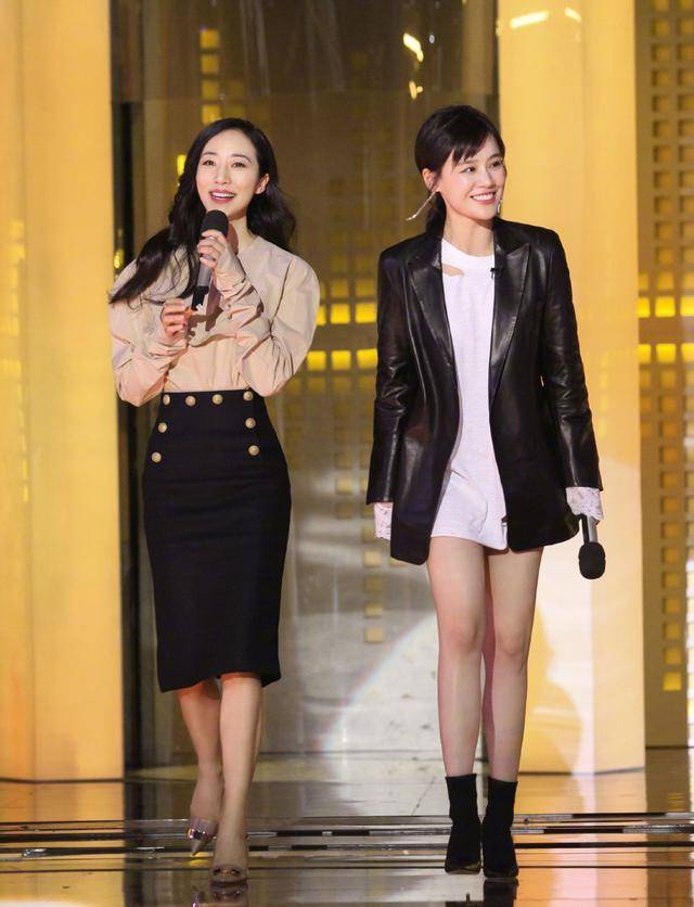 脖颈 穿蓝色卫衣配牛仔裤,慵懒俏皮,英伦风设计很显长腿