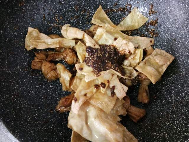 做法|教你在家自己制作大辣皮,做法简单,吃起来香辣美味