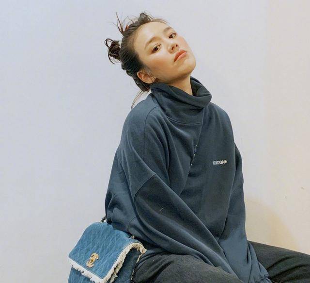 脖颈 穿蓝色卫衣配牛仔裤,慵懒俏皮,英伦风设计很显长腿