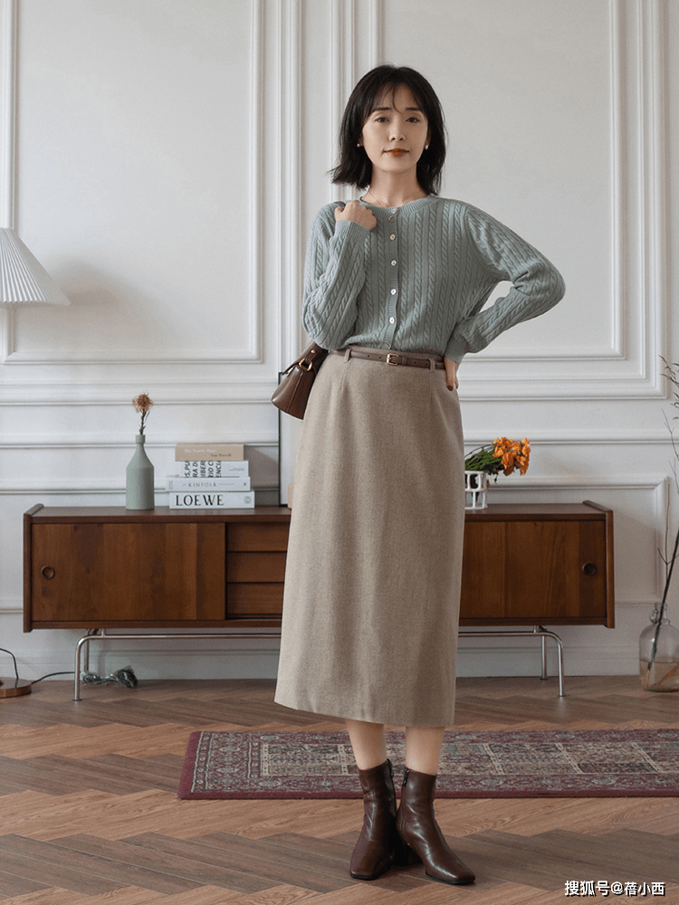 显得 卫衣已过时了，今年冬季流行“日系毛衣穿搭”，保暖舒适又优雅