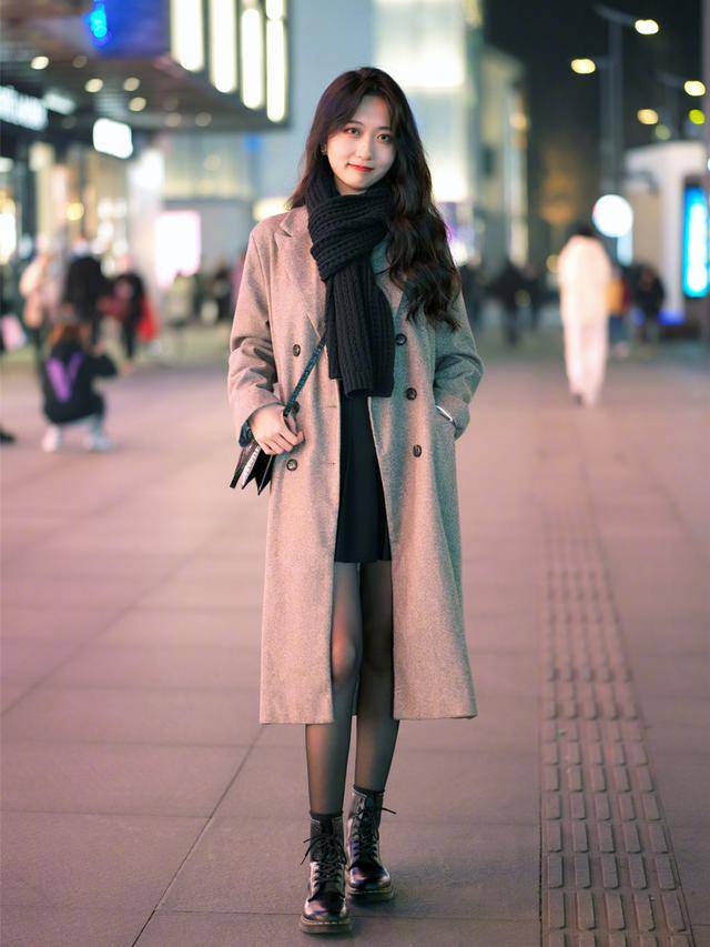 大腿 穿长大衣，搭“短靴”还是“长靴”更好看？穿对了提气质又显高