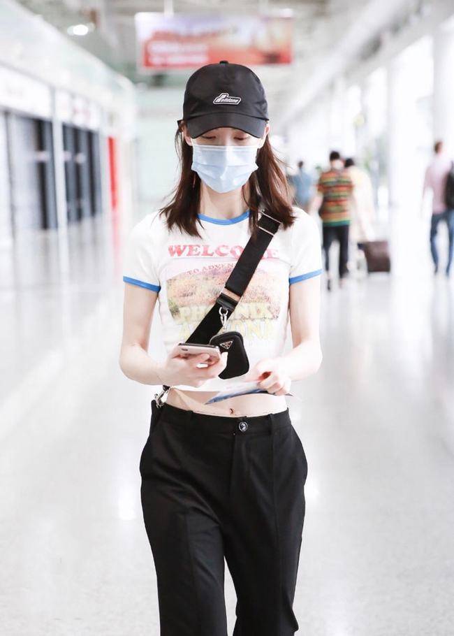 黑色 蓝色系的搭配在冬日给人一种非常清新的感觉