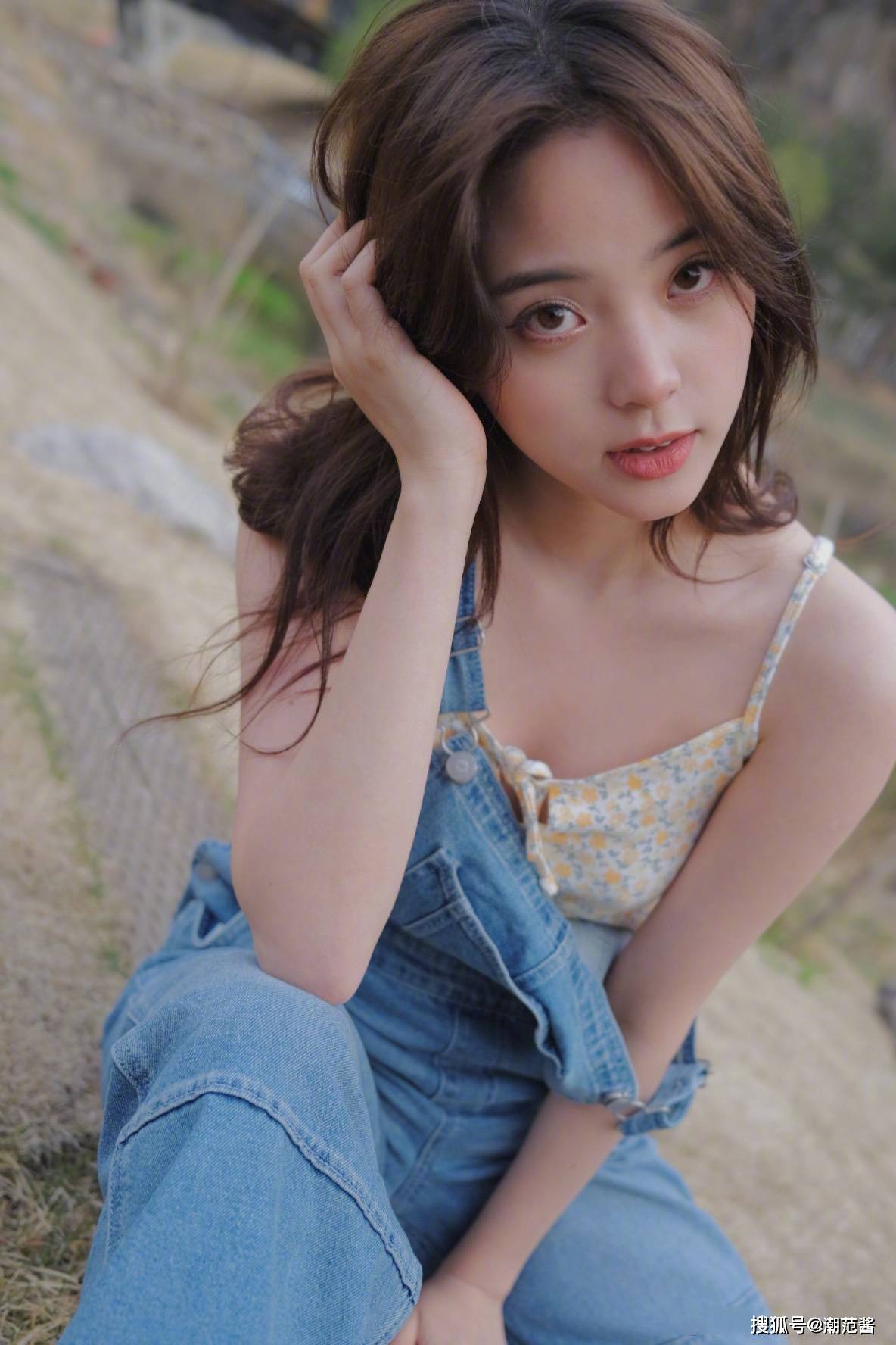 娜比清纯人设翻车？娜比轻松演绎纯欲轻熟风，看一眼就心动