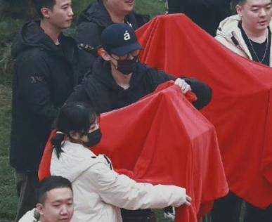 新川|白敬亭接新剧开机,穿越女主跟清朝阿哥的故事,女主还是个甜妹