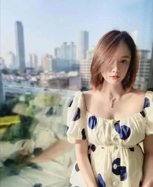 陈乔恩 41岁陈乔恩中年发福！宫廷泡泡袖很壮实，近照胖到不敢认