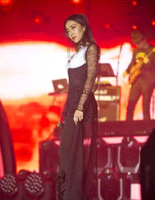 身材 吉克隽逸比例太出众，穿健身服走机场，不胖不瘦的身材超有味道！