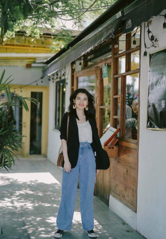 塑造出 三木博主春季穿搭,西服配牛仔裤修身又显瘦,展现出知性大方气质