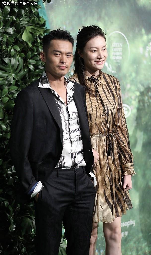 林丹挺 不打球的林丹挺有总裁范儿，谢杏芳裙装相配，姐弟恋的感觉挺浓