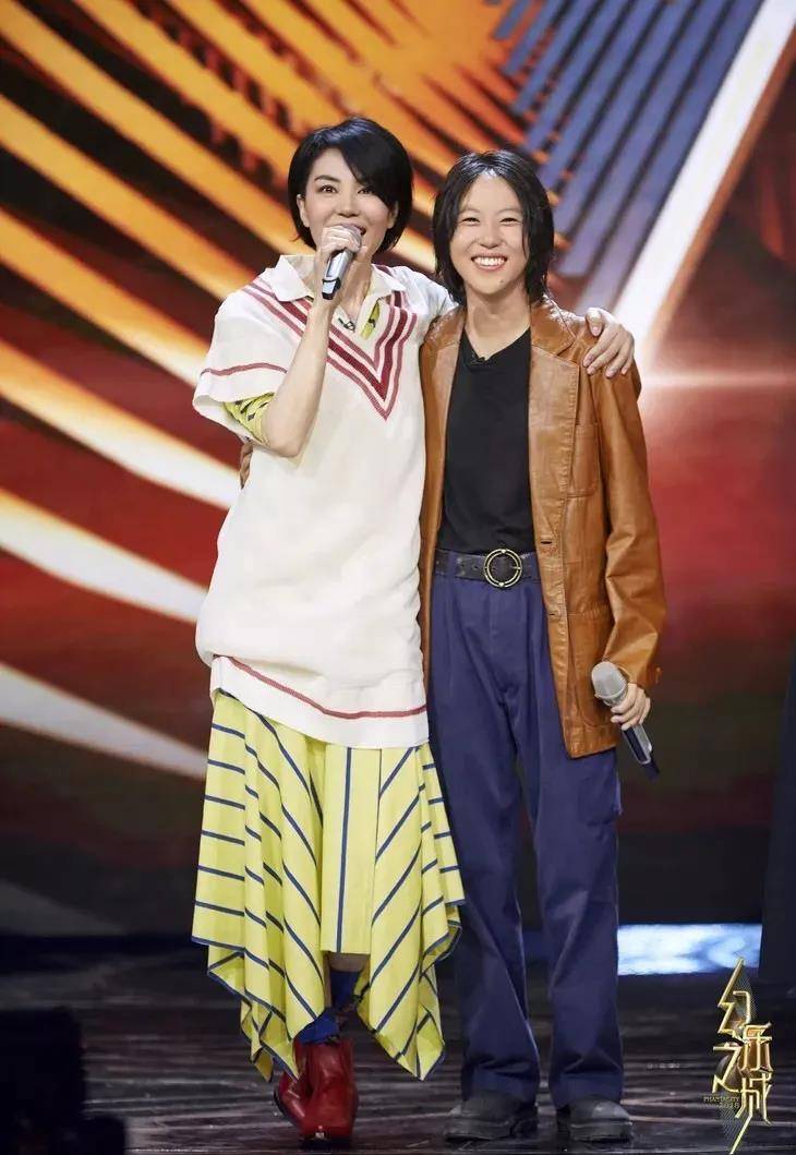 女儿 50岁王菲近照曝光!竟嫩过14岁女儿?她的冻龄全靠打扮?