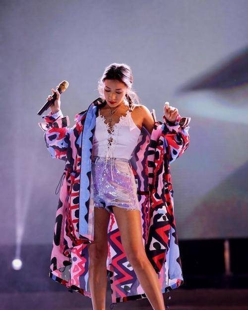 身材 吉克隽逸比例太出众，穿健身服走机场，不胖不瘦的身材超有味道！