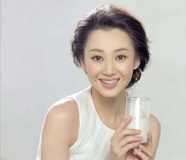 卷发奔四奔五的女人，这3款“发型”尽量不要留，看着显老还没气质