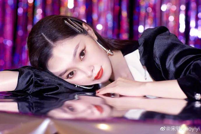 黑色 女星宋轶穿黑色短裙秀大美腿！雪肤玉貌太性感撩人