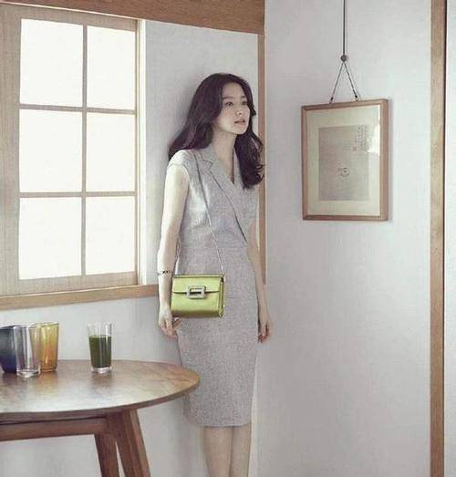 脸部 李英爱天然脸真抗老!穿西装裙优雅时髦,50岁脸部紧致无一丝赘肉