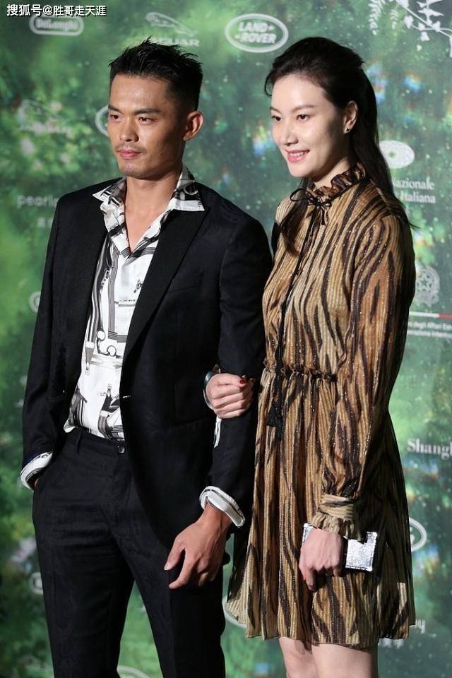 林丹挺 不打球的林丹挺有总裁范儿，谢杏芳裙装相配，姐弟恋的感觉挺浓