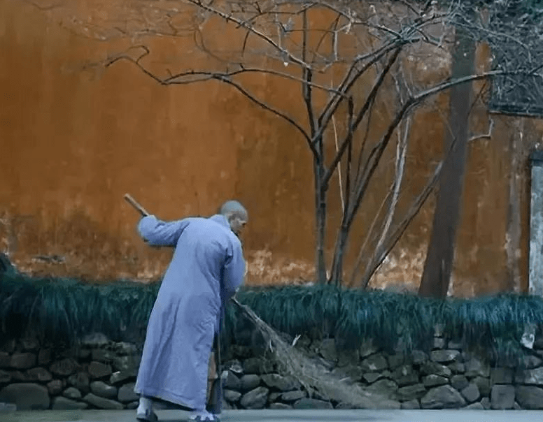 朴素得不像是一位大学老师,因为过于朴素,所以也常被戏谑称为"扫地僧"