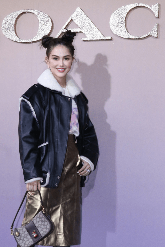 黑色 昆凌的一身穿搭挺显胖，夹克配半裙比例有点不协调，但却不怎么丑