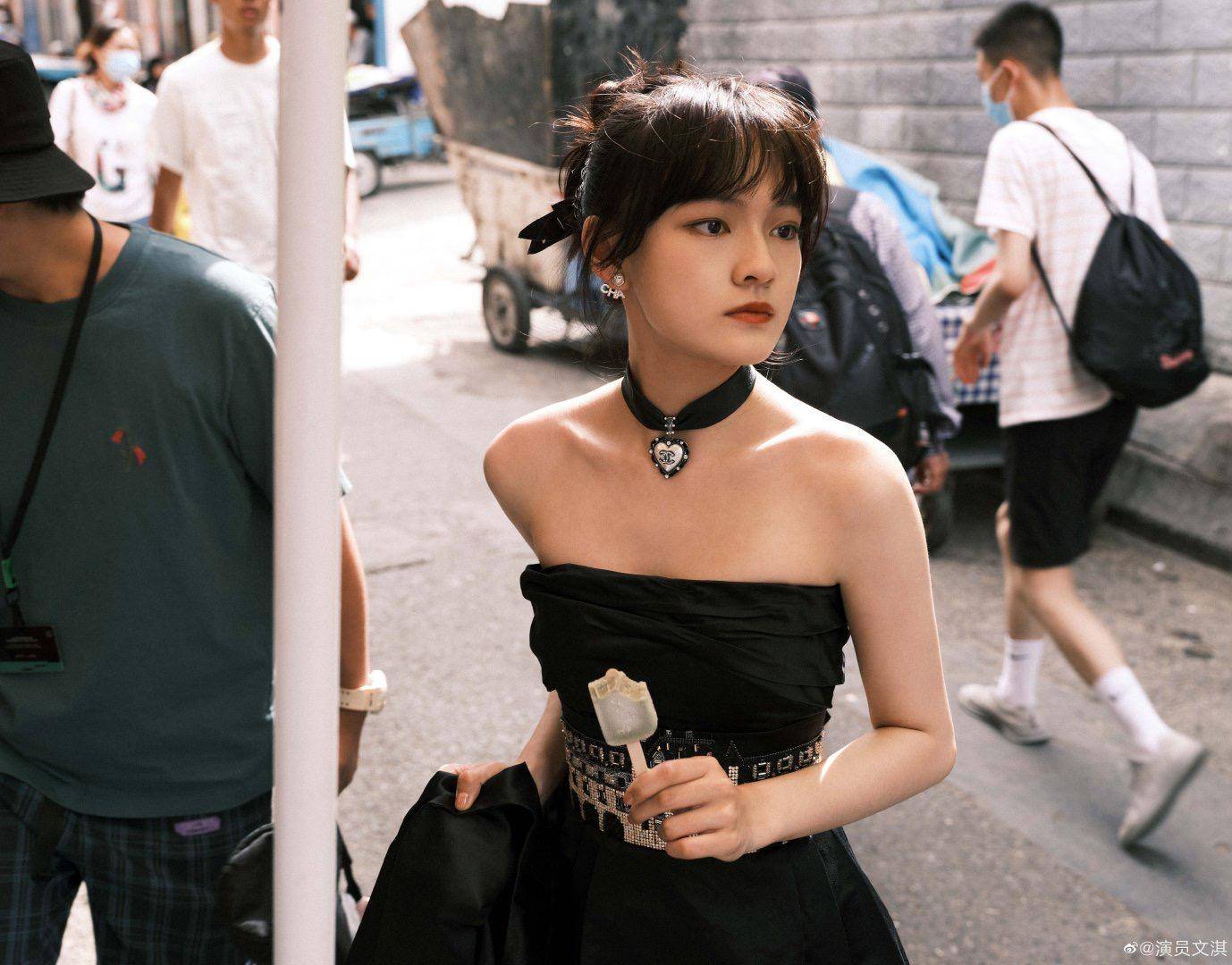 文琪穿礼服串街走巷拍写真,黑色抹胸裙气质高雅,也像一道风景线_风格